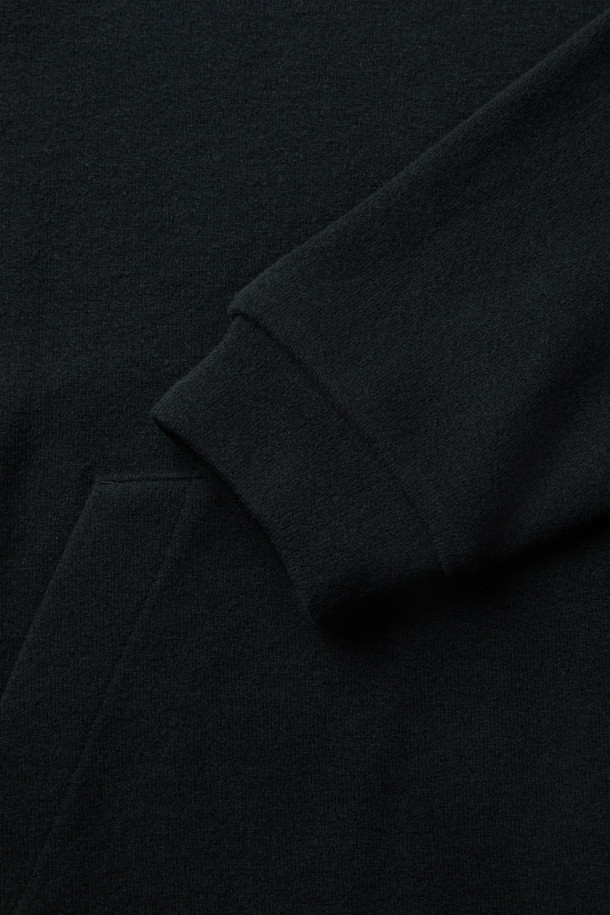 Wouple(우플) 울 져지 후디는 캐주얼 및 미니멀 스타일을 추구하는 분들을 위한 크롭 기장의 후디입니다. 울 혼방 져지 소재로 제작되어 부드러운 착용감을 선사하며, 가을과 겨울에 따뜻하게 입을 수 있습니다. IRO(이로) 시그니처 아플리케 디테일이 돋보이며, 무지 디자인으로 어떤 스타일에도 쉽게 매치할 수 있습니다. 오버핏으로 편안한 착용감을 제공하며, 집콕룩으로 활용하기 좋습니다. 셋업 스타일링으로 더욱 세련된 룩을 연출할 수 있습니다.
