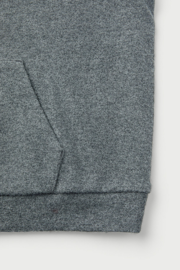 Wouple(우플) 울져지 후디는 부드러운 울 혼방 져지 소재를 사용하여 편안한 착용감을 선사합니다. IRO(이로) 시그니처 아플리케 디테일이 돋보이며, 캐주얼하고 미니멀한 스타일을 연출합니다. 가을, 겨울 시즌에 어울리는 오버핏 크롭 기장으로, 집콕룩은 물론 셋업 스타일링으로도 활용 가능합니다. 그레이 컬러의 무지 디자인으로 어떤 옷에도 쉽게 매치할 수 있습니다. 긴 소매와 후드 디자인으로 따뜻함과 스타일을 동시에 잡으세요.
