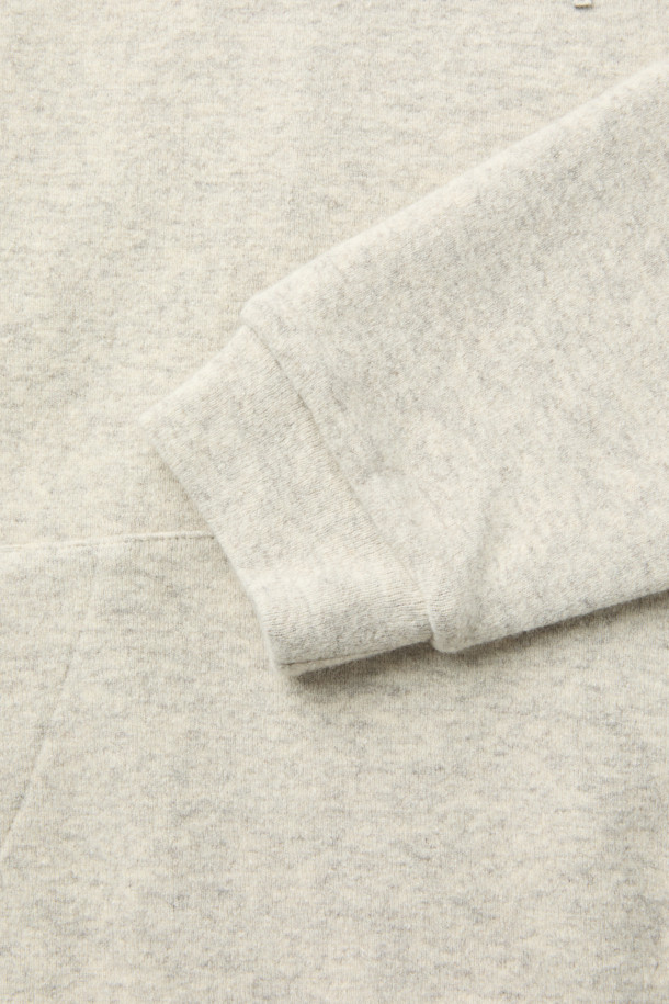 Wouple(우플) 울 져지 후디는 부드러운 울 혼방 져지 소재로 제작되어 가을, 겨울 시즌에 따뜻하게 착용하기 좋습니다. 캐주얼, 미니멀, 클래식 스타일을 아우르며, 일상과 집콕룩, 산책룩 등 다양한 TPO에 활용할 수 있습니다. IRO 시그니처 아플리케 디테일이 돋보이며, 오버핏 크롭 기장으로 트렌디한 무드를 연출합니다. 셋업 스타일링으로 더욱 스타일리시하게 연출해보세요.
