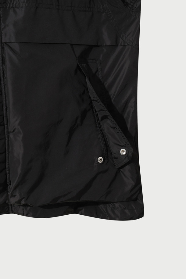 Vif (비프) 화섬 히든 후드 테크니컬 점퍼는 봄, 가을 간절기에 어울리는 남녀 공용 아우터입니다. 블랙 색상의 무지 디자인으로 캐주얼, 스포티, 미니멀 스타일을 연출하기 좋습니다. 얇은 두께감의 나일론, 폴리에스터 혼방 소재로 제작되어 가볍고 편안한 착용감을 제공합니다. 히든 후드, 하이넥, 지퍼 디테일, 밑단 스트링, 후드 스트링 등의 특징으로 기능성과 스타일을 동시에 잡았습니다. 여행이나 산책 시 간편하게 걸쳐 입기 좋은 실용적인 아이템입니다.
