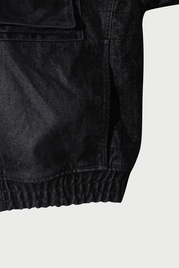 Nuit(뉘) 벨벳 페이드 하이넥 점퍼는 가을, 겨울 시즌에 어울리는 캐주얼 스타일의 여성 점퍼입니다. 부드러운 면과 벨벳 소재를 사용하여 편안한 착용감을 선사하며, 오버핏 디자인으로 트렌디한 핏을 연출합니다. 하이넥 디자인과 페이드 디테일, 은은한 광택감이 돋보이며, 집업 스타일로 간편하게 착용할 수 있습니다. 무지 블랙 컬러로 어떤 옷에도 매치하기 용이하며, 집콕룩이나 산책룩으로 활용하기 좋습니다. 액션 플리츠 디테일이 활동성을 더해주어 편안함과 스타일을 모두 잡았습니다.
