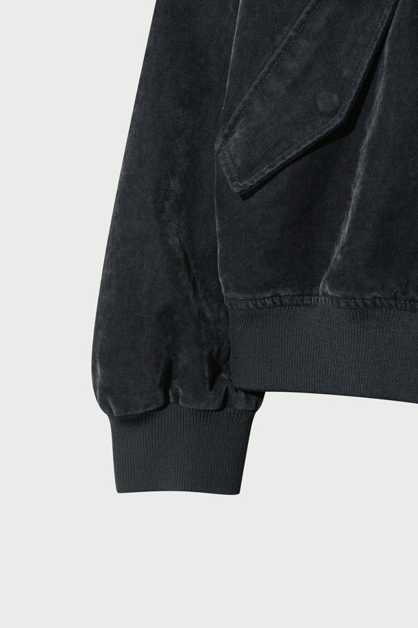 VOL(볼) 벨벳 MA-1 항공 점퍼는 봄, 가을 시즌에 활용하기 좋은 아우터입니다. 블랙 컬러에, 면, 레이온, 폴리에스터 혼방의 벨벳 데님 소재로 제작되어 부드러운 촉감을 선사합니다. 오버핏 크롭 기장으로 캐주얼, 스트릿 스타일을 연출하며, 후드 탈부착이 가능하여 다양한 스타일링이 가능합니다. 액션 플리츠 디테일과 셋업으로도 착용할 수 있어 실용성을 더했습니다. 일상, 봄 소풍룩, 캠핑룩 등 폭넓은 TPO에 활용해보세요.
