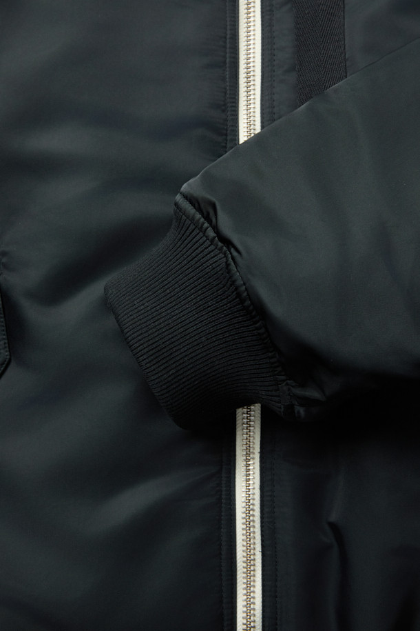 Avius (아비우스) 넥 워머 MA-1 항공 점퍼는 미니멀한 스타일을 추구하는 분들을 위한 겨울철 필수 아이템입니다. 블랙 컬러의 무지 디자인으로 어떤 옷에도 쉽게 매치할 수 있으며, 출근룩이나 여행룩에 모두 잘 어울립니다. 두꺼운 두께감과 프리마로프트 및 거위털 충전재를 사용하여 보온성을 극대화했으며, 넥 워머가 포함되어 있어 더욱 따뜻하게 착용할 수 있습니다. 안감은 폴리에스터 소재로 제작되었으며, 오버핏으로 편안한 착용감을 제공합니다. 집업 방식의 긴소매 크롭 기장 항공 점퍼입니다.
