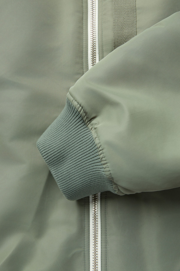 Avius(아비우스) 올메텍스 넥 워머 MA-1 항공 점퍼는 가을과 겨울, 미니멀하고 스트릿 스타일을 즐기는 남녀 모두에게 적합한 아우터입니다. 카키와 올리브 두 가지 색상으로 제공되며, 넥 워머가 포함되어 있어 보온성을 높였습니다. 넉넉한 오버핏에 집업 스타일로 편안하게 착용 가능하며, MA-1 항공 점퍼 특유의 디자인을 보여줍니다. 나일론과 폴리에스테르 혼방 소재에 두꺼운 두께감, 프리마로프트와 거위털 충전재를 사용하여 뛰어난 보온성을 제공합니다. 안감은 폴리에스테르로 마감되었습니다.
