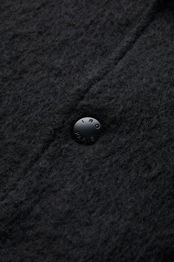 "Mousse(무스) 헤어리 후드 점퍼"는 부드러운 헤어리 질감이 돋보이는 캐주얼 스타일의 오버핏 점퍼입니다. 가을, 겨울 시즌에 어울리는 두꺼운 두께감으로 보온성을 높였으며, 블랙 컬러의 무지 디자인으로 어떤 룩에도 쉽게 매치할 수 있습니다. 후드와 가죽 스트링 디테일이 특징이며, 크롭 기장으로 트렌디함을 더했습니다. 캠핑룩, 산책룩 등 다양한 TPO(Time, Place, Occasion)에 활용 가능하며, 미니멀, 시티보이 스타일을 즐겨 입는 분들께 추천합니다.
