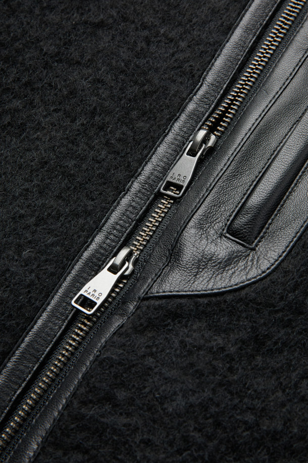 Duve(듀브) 헤어리 집업 후리스 점퍼는 가을, 겨울철 캐주얼 스타일을 완성하는 아우터입니다. 블랙 컬러의 무지 디자인으로, 출근룩과 모임룩 등 다양한 TPO에 활용 가능합니다. 부드러운 헤어리 촉감의 플리스 소재에 가죽 배색 포인트가 더해져 고급스러움을 더합니다. 세미 오버핏으로 편안한 착용감을 선사하며, 밑단 스트링 디테일로 스타일리시함을 강조했습니다. 두꺼운 두께감으로 보온성을 높여 추운 날씨에도 따뜻하게 입을 수 있습니다.
