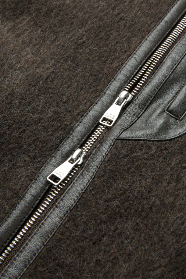 Duve(듀브) 헤어리 집업 후리스 점퍼는 가을, 겨울 시즌에 어울리는 여성 점퍼입니다. 무지 패턴의 블랙, 다크브라운 두 가지 색상으로 출시되었으며, 캐주얼, 미니멀, 클래식 스타일을 연출하기 좋습니다. 세미 크롭 기장과 세미 오버핏으로 트렌디한 핏을 제공하며, 플리스 소재 특유의 헤어리한 촉감이 포근함을 더합니다. 가죽 배색 포인트와 밑단 스트링 디테일로 디자인 포인트를 살렸으며, 출근룩이나 모임룩 등 다양한 TPO에 활용할 수 있습니다.
