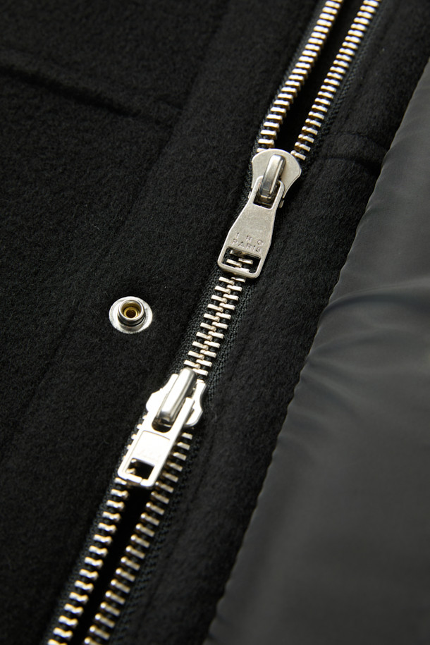 플래너(플래너) 캐시미어 블렌드 울 후드 점퍼는 부드러운 촉감의 캐시미어 블렌드 울 소재로 제작되어 가을과 겨울, 쌀쌀한 날씨에도 따뜻하게 착용할 수 있습니다. 오버핏 디자인에 블랙 컬러, 무지 패턴으로 어떤 스타일에도 쉽게 매치할 수 있으며, 캐주얼한 무드를 연출합니다. 후드 디테일과 밑단 스트링 조절 기능으로 실용성을 더했으며, 집업 스타일로 간편하게 입고 벗을 수 있습니다. 출근룩과 모임룩, 미니멀, 클래식 스타일을 즐겨 입는 분들께 추천합니다. 폴리에스터 100% 안감으로 편안한 착용감을 선사합니다.