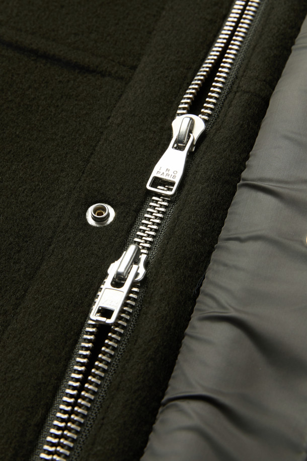 산책자(플래너) 캐시미어 블랜드 울 후드 점퍼는 부드러운 촉감과 두꺼운 두께감으로 가을, 겨울철 따뜻하게 착용하기 좋은 아우터입니다. 캐주얼, 미니멀, 클래식 스타일을 아우르며, 일상과 출근룩 모두 소화 가능한 활용도를 자랑합니다. 블랙 컬러의 무지 디자인에 오버핏으로 편안함을 더했으며, 후드 디테일과 밑단 스트링으로 취향에 맞게 핏 조절이 가능합니다. 울과 캐시미어 혼방 소재로 고급스러운 분위기를 연출하며, 안감은 폴리에스터로 제작되었습니다. 집업 스타일의 긴소매 점퍼로, 다양한 룩에 레이어드하여 스타일리시하게 연출해보세요.