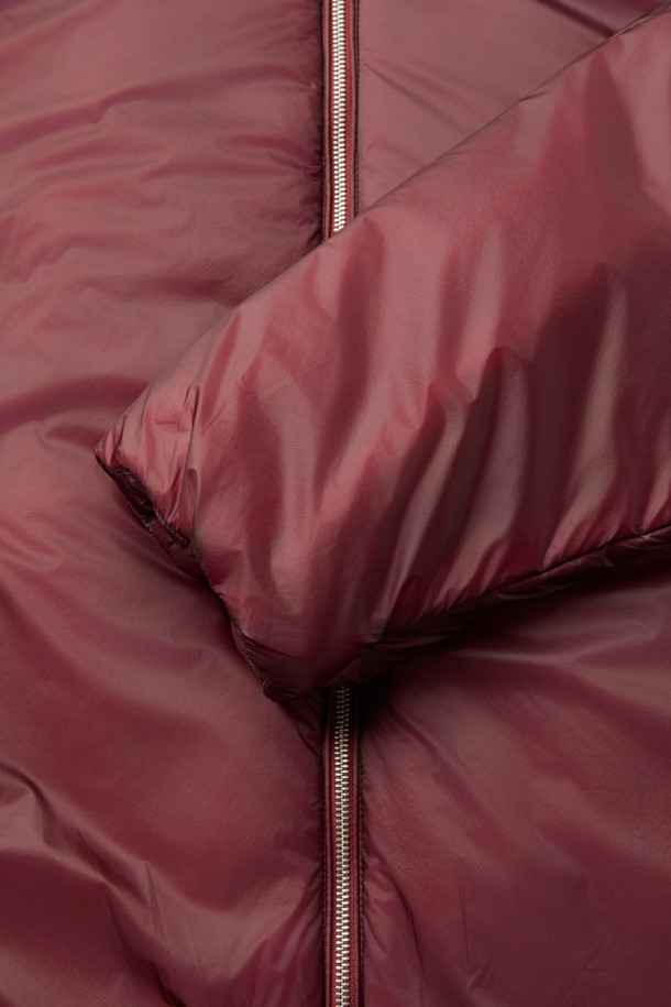 레제르 경량 7D 신슐레이트 후드 점퍼는 가을, 겨울 시즌에 어울리는 남녀 공용 점퍼입니다. 얇은 두께감으로 편안한 착용감을 선사하며, 보온성을 높여주는 신슐레이트 충전재를 사용하여 쾌적하게 입을 수 있습니다. 부드러운 촉감의 7데니어 나일론 소재와 탈부착 가능한 후드 디자인으로 캐주얼하고 베이직한 스타일을 연출합니다. 세미 오버핏으로 제작되어 편안한 활동성을 보장하며, 일상과 여행 등 다양한 상황에 활용 가능합니다. 와인 컬러의 무지 디자인으로 미니멀하고 클래식한 분위기를 더합니다.