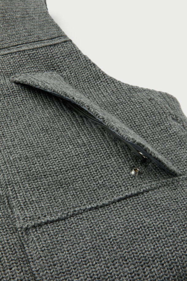 Flocon(플로콘) 니트 다운 베스트는 가을, 겨울 시즌에 어울리는 아우터입니다. 이태리 CARMIGNANO(카르미냐노)사 멜란지 울 니트 소재와 90/10 구스다운 충전재를 사용하여 보온성과 부드러운 촉감을 동시에 제공합니다. 무지 디자인에 그레이 컬러, 세미 오버핏으로 제작되어 출근룩, 모임룩 등 다양한 TPO에 활용 가능하며 클래식, 미니멀, 캐주얼 스타일을 연출하기 좋습니다. 민소매, 집업 여밈 방식에 절개라인과 하단 스트링 디테일로 포인트를 더했습니다.
