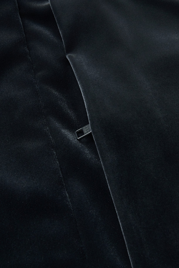 Douceur(두셰르) 벨벳 다운 베스트는 겨울철 따뜻함과 스타일을 동시에 잡을 수 있는 여성 및 남성용 아우터입니다. 부드러운 벨벳 소재와 구스다운 90/10 충전재를 사용하여 뛰어난 보온성을 제공하며, 오버핏 디자인으로 편안한 착용감을 선사합니다. 무지 블랙 컬러로 어떤 룩에도 쉽게 매치할 수 있으며, 넓은 암홀과 턱 디테일이 돋보입니다. 레귤러 기장에 집업 여밈 방식으로 간편하게 착용 가능하며, 미니멀하고 클래식한 스타일을 연출하기 좋습니다. 안감 또한 구스다운 충전재를 사용하여 더욱 포근한 착용감을 느끼실 수 있습니다.
