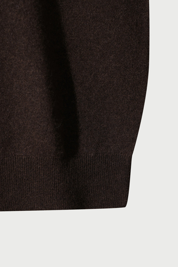 Essentiel (에센시엘) 캐시미어 블렌드 로고 자수 니트 풀오버는 부드러운 촉감의 울캐시미어 원사를 사용하여 제작되었습니다. IRO(이로) 시그니처 로고 자수가 돋보이며, 넥 후면에는 브랜드의 새로운 시그니처 부자재가 사용되었습니다. 라운드넥 디자인에 긴 소매 기장으로, 가을과 겨울에 따뜻하게 착용할 수 있습니다. 세미오버핏으로 편안한 착용감을 선사하며, 브라운 컬러는 베이직하면서도 세련된 스타일을 연출합니다. 출근룩, 모임룩 등 다양한 TPO에 클래식, 미니멀, 캐주얼 스타일로 활용하기 좋습니다.
