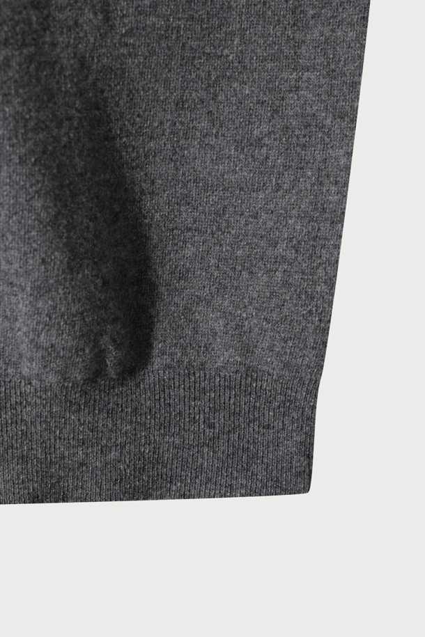 에센셜 캐시미어 블렌드 로고 자수 니트 풀오버는 부드러운 촉감의 울캐시미어 원사를 사용하여 제작되었습니다. IRO(이로) 시그니처 로고 자수가 돋보이는 베이직 스타일의 니트 스웨터입니다. 세미 오버핏으로 편안하게 착용 가능하며, 가을과 겨울에 따뜻함을 더해줍니다. 뒷면 넥 라인에는 새로운 시그니처 부자재가 사용되어 디자인의 완성도를 높였습니다. 클래식, 미니멀, 캐주얼 등 다양한 스타일 연출에 활용하기 좋습니다.
