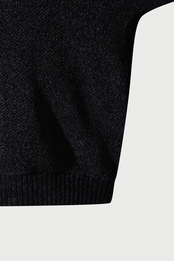 Reflet(흐흘레) 셔닐 집업 가디건은 간절기에 세련된 스타일을 연출하기 좋은 여성용 니트 가디건입니다. 부드러운 셔닐 원사를 사용하여 은은한 광택감과 고급스러운 촉감을 선사하며, 카라리스 디자인과 무지 패턴으로 미니멀하고 시크한 분위기를 더합니다. 세미 오버핏으로 편안하게 착용 가능하며, 블랙 컬러로 다양한 룩에 매치하기 용이합니다. 크롭 기장과 긴 소매, 사이드 포켓 디테일이 실용성을 더하여 일상에서 활용하기 좋습니다.
