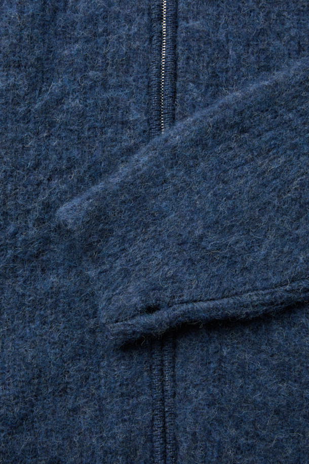 "Aura (아우라) 헤어리 집업 가디건"은 부드러운 촉감의 헤어리한 원사가 특징인 오버핏 가디건입니다. 네이비 색상으로, 가을과 겨울에 따뜻하게 착용하기 좋습니다. 하이넥 디자인과 크롭 기장으로 트렌디한 스타일을 연출하며, 사이드 포켓으로 실용성을 더했습니다. 아크릴, 알파카, 나일론, 모 혼방 소재로 제작되어 보온성이 뛰어나고, 무지 디자인으로 다양한 룩에 매치하기 용이합니다. 미니멀, 클래식, 캐주얼 등 폭넓은 스타일을 소화할 수 있는 베이직 아이템입니다.
