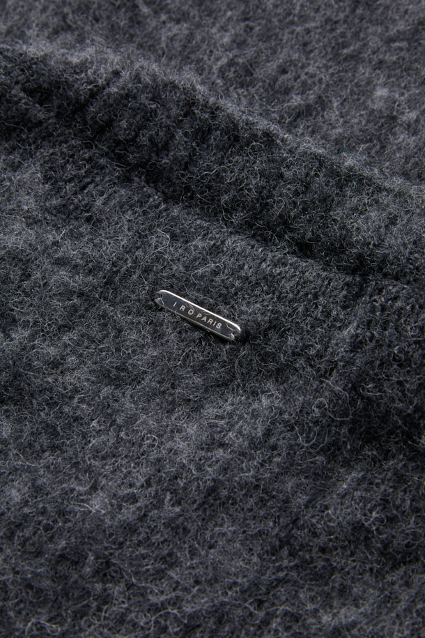 Auras(오라스) 헤어리 니트 풀오버는 부드러운 촉감의 헤어리한 표면감이 돋보이는 겨울용 니트입니다. 아크릴, 알파카, 나일론, 모 혼방 소재로 제작되어 따뜻하고 포근한 착용감을 선사합니다. 오버핏 크롭 기장과 라운드넥 디자인으로 베이직하면서도 미니멀, 클래식, 캐주얼 스타일을 모두 소화할 수 있습니다. 톤 다운된 그레이 컬러와 긴 소매 기장으로 다양한 룩에 활용하기 좋으며, 집콕룩으로 편안하게 즐기기에도 적합합니다. 
