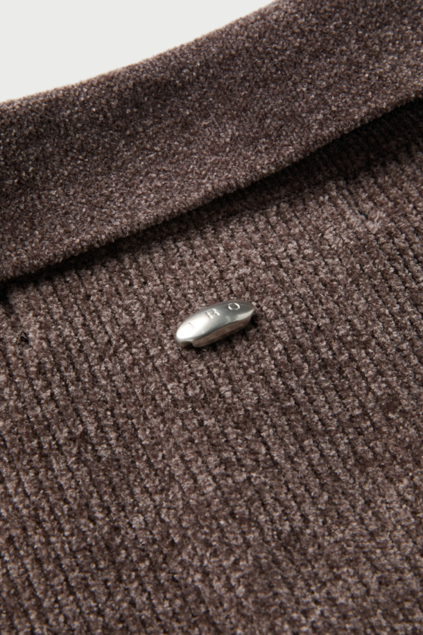 Calin(칼린) 셔닐 카라 니트 풀오버는 부드러운 촉감과 은은한 광택감을 자랑하는 여성용 니트입니다. 셔닐 원사를 사용하여 따뜻하게 착용 가능하며, 가을, 겨울 시즌 데일리룩, 모임룩, 카페룩 등 다양한 TPO에 활용하기 좋습니다. 베이직, 캐주얼, 미니멀 스타일을 아우르는 디자인으로, 세미 오버핏의 크롭 기장과 카라 네크라인이 특징입니다. 브라운 컬러의 무지 디자인에 긴소매로, 캐주얼하면서도 포멀한 연출이 가능합니다. 두께감 있는 폴리에스터 소재로 제작되었습니다.
