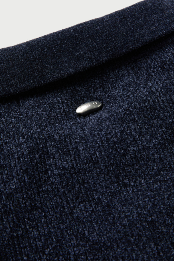 Calin(칼린) 셔닐 카라 니트 풀오버는 여성용 상의로, 가을과 겨울에 따뜻하게 입을 수 있는 두꺼운 두께감의 셔닐 니트입니다. 세미 오버핏으로 편안한 착용감을 선사하며, 카라 디자인이 캐주얼하면서도 포멀한 분위기를 연출합니다. 부드러운 촉감과 은은한 광택감이 특징이며, 네이비 컬러로 다양한 스타일링에 활용하기 좋습니다. 출근룩, 모임룩, 비즈니스 캐주얼 등 TPO에 맞춰 클래식, 미니멀 스타일을 완성해보세요. 긴 소매 기장의 크롭 기장으로 세련된 핏을 자랑합니다.
