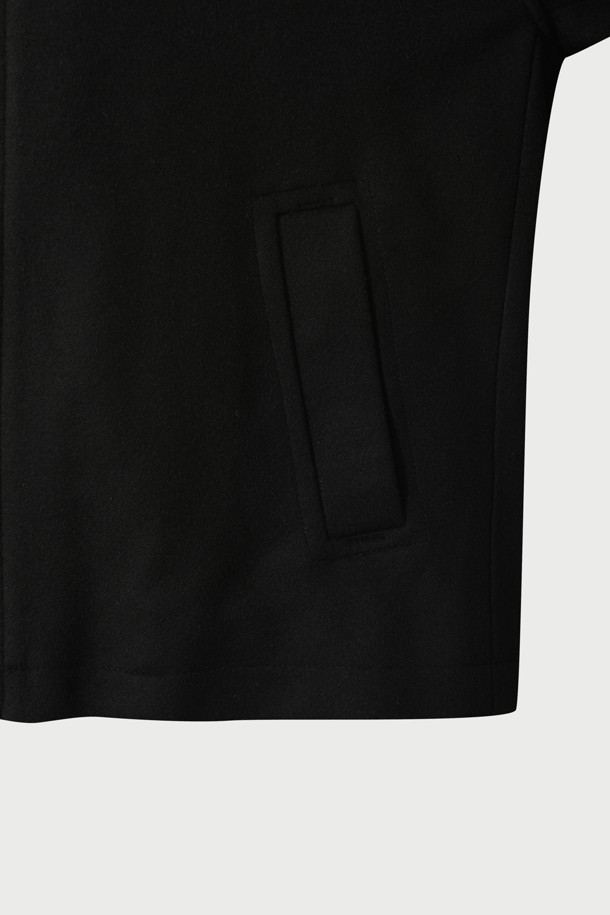 GABRIELO(가브리엘로) 울 오버핏 하프 코트는 가을과 겨울철, 출근룩, 오피스룩, 모임룩 등 다양한 TPO에 활용하기 좋은 아이템입니다. 베이직하고 미니멀한 스타일로, 클래식, 시크한 무드를 연출합니다. 울 100% 소재로 제작되어 고급스러운 분위기를 자아내며, 하이넥 디자인과 집업 여밈 방식이 특징입니다. 블랙 컬러의 무지 디자인으로 어떤 옷에도 쉽게 매치할 수 있으며, 레이온과 면 안감으로 편안한 착용감을 선사합니다. 오버핏으로 제작되어 트렌디한 스타일을 완성합니다.
