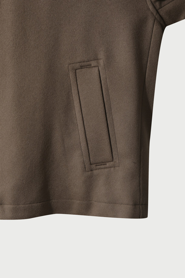 "GABRIELO(가브리엘로) 울 오버핏 하프 코트"는 가을과 겨울, 일상과 출근룩에 모두 잘 어울리는 하프 기장의 코트입니다. 베이직하고 미니멀한 디자인으로, 다양한 스타일 연출이 용이합니다. 고급스러운 울 소재와 하이넥, 집업 여밈 디테일이 특징이며, 숏한 기장감으로 세련된 핏을 선사합니다. 레이온과 면 혼방의 안감으로 부드러운 착용감을 제공합니다. 브라운 컬러의 무지 디자인으로 시크하고 클래식한 분위기를 더합니다.
