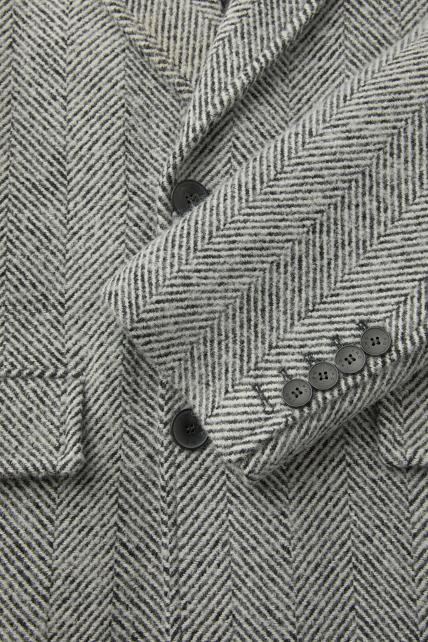 "CLAUDE(클로드) 오버핏 헤링본 코트는 가을, 겨울 시즌을 위한 아우터입니다. 모, 폴리에스터, 나일론 혼방 소재로 제작되어 두꺼운 두께감과 긴 소매 기장이 특징이며, 안감은 레이온으로 마감되었습니다. 그레이 컬러의 헤링본 패턴에 싱글코트 디자인으로, 버튼 여밈 방식의 롱 기장 오버핏 코트입니다. 클래식하고 미니멀하며 시크한 스타일로, 출근룩, 오피스룩, 모임룩 등 다양한 TPO에 활용 가능합니다. 라이선스 코트 핏으로 제작되어 세련된 실루엣을 연출합니다."
