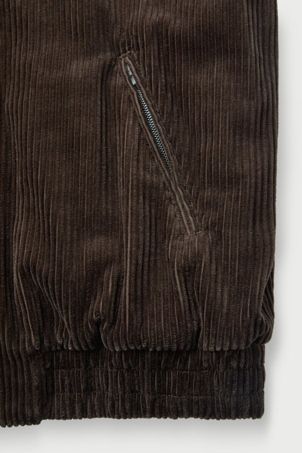 VLAS(블라스) 코듀로이 블루종은 가을, 겨울 시즌의 캐주얼 스타일을 위한 아우터입니다. 부드러운 코듀로이, 면, 레이온 혼방 소재로 제작되어 편안한 착용감을 선사하며, 무지 디자인에 브라운 컬러로 은은한 멋을 더했습니다. 세미 오버핏 크롭 기장의 버튼 여밈 방식이며, 넉넉한 핏과 포켓 디테일이 실용성을 높입니다. 출근룩과 모임룩 등 다양한 TPO에 캐주얼, 미니멀, 클래식 스타일로 활용하기 좋습니다.
