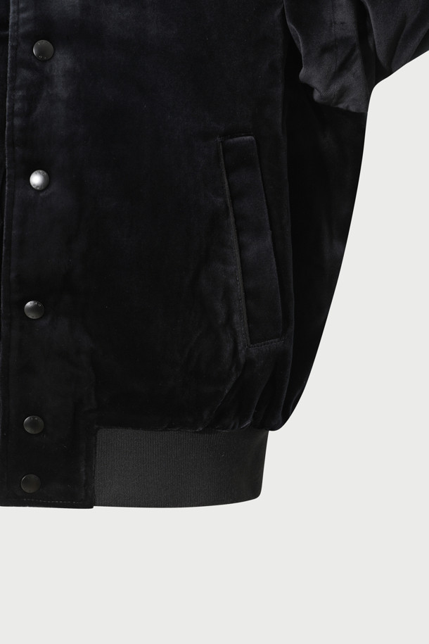 VASSILY (바실리) 벨벳 블루종 재킷은 가을, 겨울 시즌 당신의 스타일을 완성할 아우터입니다. 남녀 모두 착용 가능하며, 클래식하고 미니멀한 스타일을 추구하는 분들께 추천합니다. 부드러운 촉감의 벨벳 소재와 두꺼운 두께감으로 따뜻함을 선사하며, 레귤러핏 디자인으로 편안한 착용감을 제공합니다. 크롭 기장에 스냅 버튼 여밈 방식, 긴 소매 디자인으로 제작되었으며, 데이트룩, 모임룩, 연말 모임룩 등 다양한 TPO에 활용 가능합니다. 시크한 매력을 더해줄 블루 컬러의 무지 디자인이 특징입니다.
