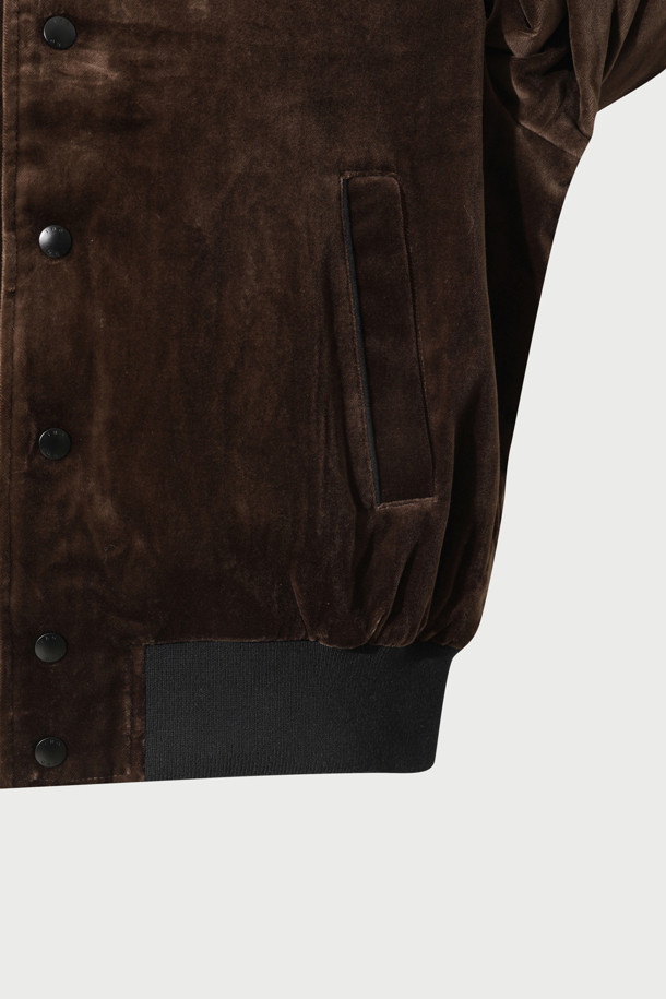 VASSILY (바실리) 벨벳 블루종 재킷은 가을과 겨울, 당신의 스타일을 완성할 아우터입니다. 남녀 모두 착용 가능하며, 클래식하고 미니멀한 스타일을 추구하는 분들께 추천합니다. 부드러운 촉감의 벨벳 소재와 안감 아세테이트의 조화가 고급스러운 착용감을 선사합니다. 무지 디자인에 버튼 여밈 방식으로 간결함을 더했으며, 레귤러핏과 크롭 기장으로 세련된 핏을 연출합니다. 데이트룩, 모임룩, 연말 모임룩 등 다양한 TPO에 활용하여 시크한 스타일을 완성해보세요.
