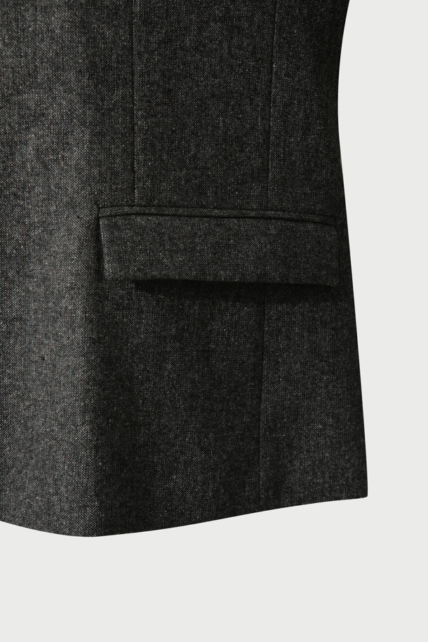 울만 멜란지 SET-UP 블레이저는 남성용 아우터로, 가을과 겨울에 착용하기 좋습니다. 다크 그레이와 멜란지 컬러로 출시되었으며, 스타일리시하면서도 클래식한 분위기를 연출합니다. 싱글 핏에 투 버튼 여밈 방식, 레귤러 기장의 싱글 블레이저로, 오피스룩, 비즈니스 캐주얼, 출근룩 등 다양한 TPO에 활용할 수 있습니다. 모, 폴리에스터, 아크릴, 견 등의 혼방 소재로 제작되어 고급스러운 촉감을 선사하며, 양옆 포켓이 있어 실용성을 더합니다. 미니멀하고 시크한 스타일을 선호하는 남성분들께 추천합니다.
