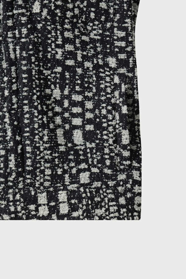 SSLOFISPE (에스에스엘로피스페) 멜란지 트러커 재킷은 남녀 모두 착용 가능한 캐주얼하고 베이직한 스타일의 아우터입니다. 가을과 겨울에 적합하며, 중간 두께감의 면과 폴리에스터 혼방 소재로 제작되어 편안한 착용감을 선사합니다. 멜란지 컬러와 자가드 패턴이 특징이며, 레귤러핏과 버튼 여밈 방식으로 클래식한 매력을 더합니다. 출근룩과 모임룩 모두에 활용 가능하며, 레이어드하여 다양한 스타일을 연출할 수 있습니다.
