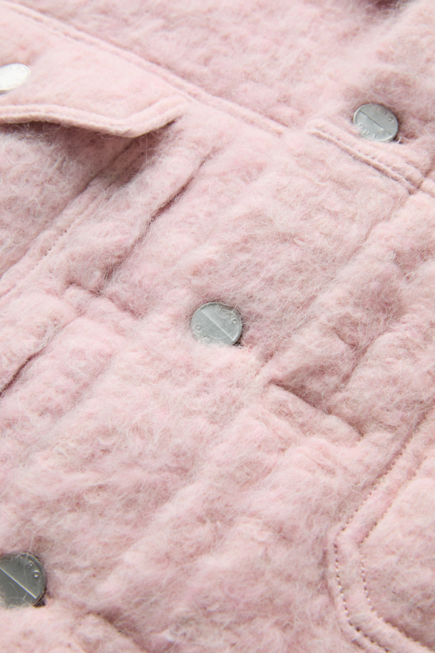 LOFISPE2 (로피스페2) 헤어리 트러커 재킷은 부드러운 촉감의 헤어리 원단으로 제작되어 가을, 겨울 시즌에 따뜻하게 착용하기 좋은 아우터입니다. 스카이블루와 핑크 두 가지 색상으로 출시되었으며, 캐주얼 스타일을 연출하기에 적합합니다. 레귤러핏에 크롭 기장으로 디자인되어 트렌디한 감각을 더했습니다. 모, 폴리에스터, 아크릴 혼방 소재에 면 안감으로 편안한 착용감을 선사합니다. 버튼 여밈 방식의 무지 디자인으로 미니멀하고 클래식한 분위기를 연출할 수 있습니다.
