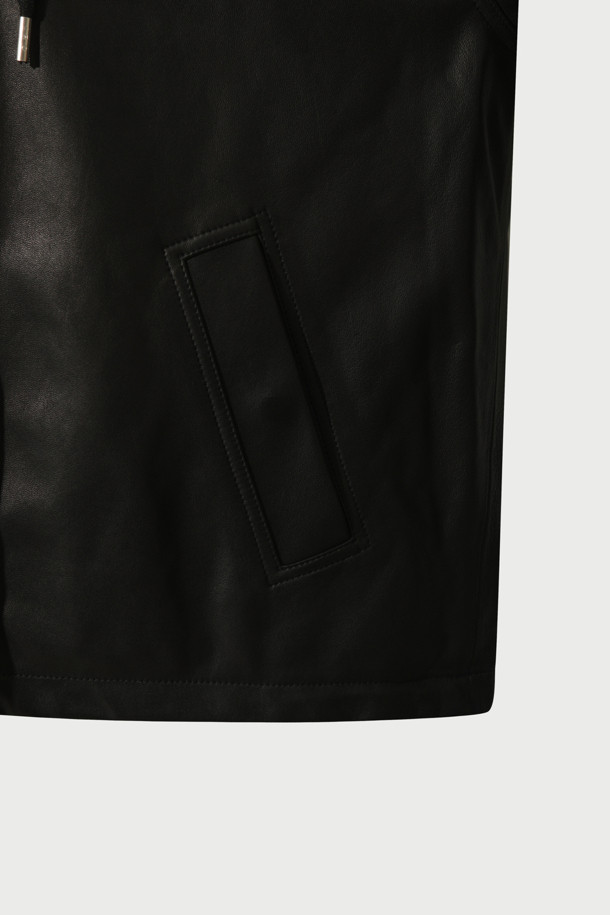 CEMAL(세말) 양가죽 울 본딩 후드 점퍼는 부드러운 양가죽과 울 소재를 사용하여 가을, 겨울철 따뜻함을 선사하는 후드 점퍼입니다. 블랙 컬러의 레귤러핏 디자인으로, 일상 및 출근룩에 모두 잘 어울리는 베이직하고 미니멀한 스타일을 연출합니다. 안감은 울 소재로 제작되어 보온성을 높였으며, 두꺼운 두께감으로 추운 날씨에도 든든하게 착용 가능합니다. 집업 스타일의 여밈 방식과 포켓 디테일이 실용성을 더하며, 클래식, 미니멀, 캐주얼 등 다양한 스타일을 소화할 수 있습니다.
