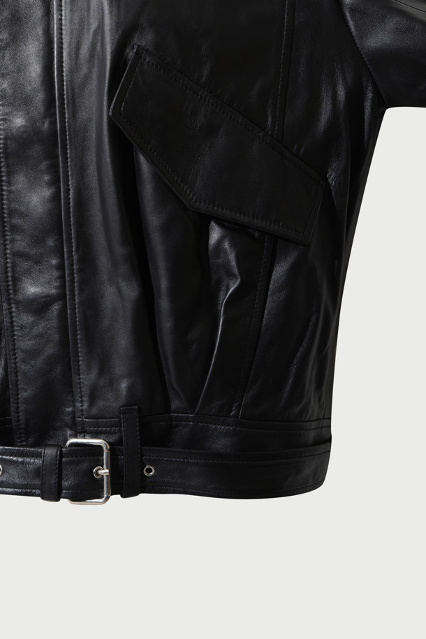 MANKASPE(망카스페) 오버핏 벨티드 가죽 재킷은 남성 고객을 위한 가을, 겨울 시즌 필수 아이템입니다. 부드러운 양가죽 소재와 두꺼운 두께감으로 고급스러운 착용감을 선사하며, 벨트 디테일이 더해져 클래식한 무드를 강조합니다. 오버핏 디자인으로 편안하면서도 시크한 스타일을 연출하며, 데이트룩, 모임룩, 출근룩 등 다양한 TPO에 활용 가능합니다. 미니멀하고 시크한 스타일을 선호하는 고객에게 완벽한 선택이 될 것입니다. 레이온 안감은 쾌적한 착용감을 더합니다.
