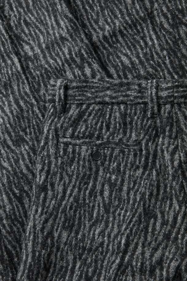 ZACCK(자크) 지브라 와이드 팬츠는 가을, 겨울 시즌에 어울리는 베이직 스타일의 와이드 핏 바지입니다. 블랙과 그레이 두 가지 색상으로 출시되어 다양한 상의와 손쉽게 매치할 수 있습니다. 아크릴, 폴리에스터, 모, 알파카 혼방 소재로 제작되어 따뜻하고 편안한 착용감을 선사합니다. 지브라 패턴으로 포인트를 더해, 클래식, 미니멀, 캐주얼 등 폭넓은 스타일을 소화하며 출근룩, 모임룩으로 활용하기 좋습니다.
