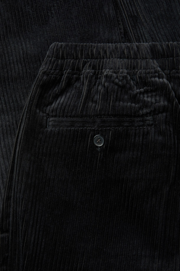 "VITTORE(비토레) 코듀로이 밴딩 와이드 팬츠"는 부드러운 코듀로이 소재와 면 혼방으로 제작되어 편안한 착용감을 선사합니다. 허리 밴딩 디자인으로 활동성을 높였으며, 와이드핏으로 트렌디한 스타일을 연출합니다. 베이직하고 캐주얼한 무드로 다양한 상의와 매치하기 좋으며, 가을, 겨울 시즌에 따뜻하게 즐겨 입을 수 있습니다. 블랙 색상으로 어떤 룩에도 고급스럽게 잘 어울리는 데일리 팬츠입니다.
