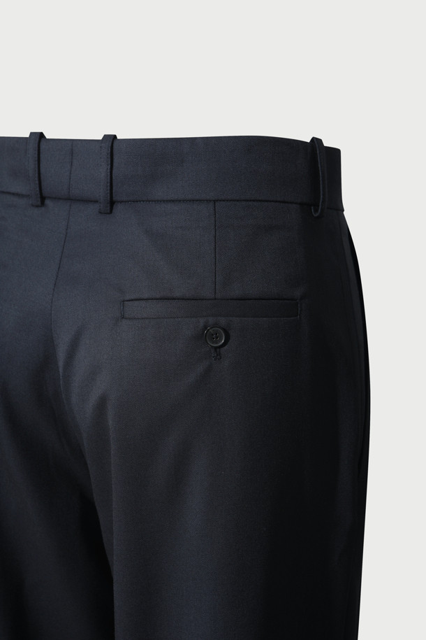 미르고 울 핀턱 와이드 팬츠는 가을, 겨울 시즌에 어울리는 네이비 컬러의 울 팬츠입니다. 모던한 스타일의 이 바지는 와이드핏으로 편안하면서도 세련된 실루엣을 연출합니다. 핀턱 디테일이 더해져 클래식, 미니멀, 시크한 스타일을 선호하는 분들께 적합하며, 출근룩, 오피스룩, 겨울 데일리룩으로 활용하기 좋습니다. 면 안감으로 부드러운 착용감을 제공하며, 밴딩 없이 깔끔하게 떨어지는 디자인입니다.
