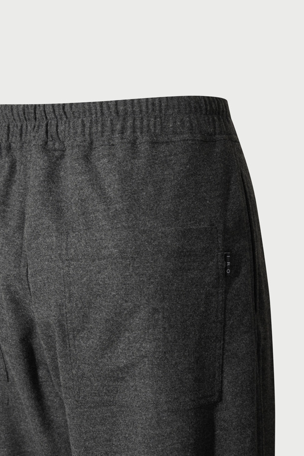 RAYANE 울 밴딩 와이드 팬츠는 가을, 겨울 시즌에 어울리는 울 와이드 팬츠입니다. 블랙과 그레이 두 가지 색상으로 출시되어 다양한 상의와 매치하기 좋습니다. 허리 밴딩으로 편안한 착용감을 선사하며, 루즈핏 디자인으로 활동성을 높였습니다. 출근룩, 겨울 데일리룩, 오피스룩 등 TPO에 구애받지 않고 클래식, 미니멀, 시크한 스타일을 연출할 수 있습니다. 울, 폴리에스터, 레이온, 나일론, 폴리우레탄, 면 등 혼방 소재로 제작되어 부드러운 촉감과 편안한 착용감을 제공합니다.
