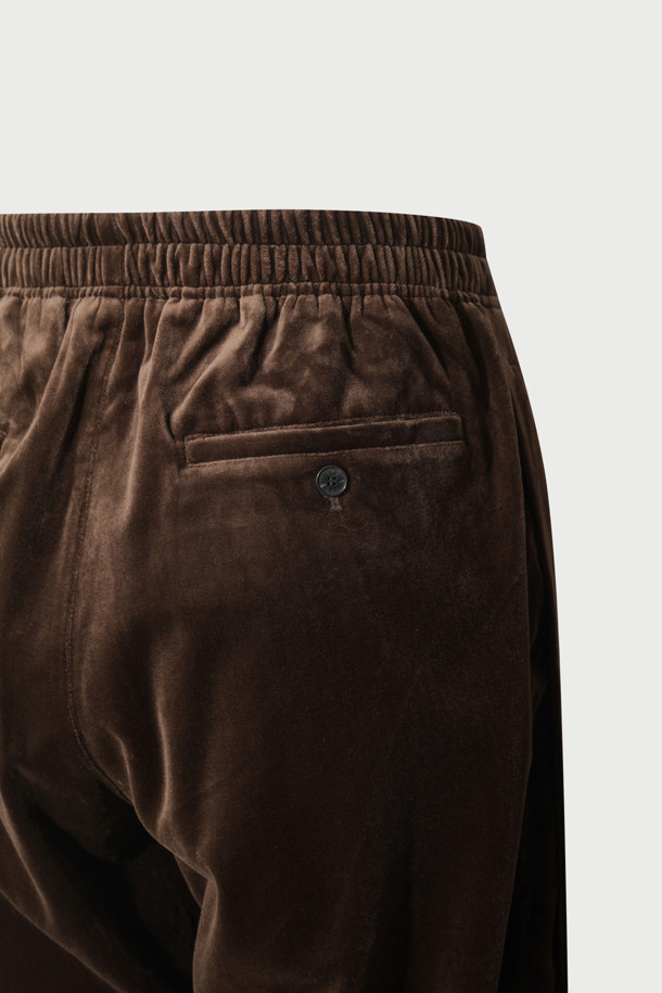 VLADI2(블라디2) 벨벳 와이드 팬츠는 부드러운 촉감의 면 소재와 벨벳 원단으로 제작되어 가을, 겨울 시즌에 따뜻하고 포근하게 착용하기 좋습니다. 넉넉한 루즈핏 와이드 디자인으로 편안한 착용감을 선사하며, 허리 밴딩 처리로 활동성을 높였습니다. 브라운 컬러의 무지 디자인으로 다양한 상의와 손쉽게 매치하여 캐주얼, 미니멀, 클래식 스타일을 연출할 수 있습니다. 데이트룩, 모임룩 등 TPO에 맞춰 세련된 스타일을 완성해보세요.
