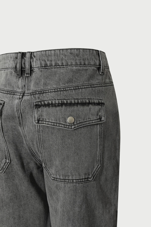 워싱 데님 바이크 팬츠는 남성 고객을 위한 바지로, 봄, 가을에 착용하기 좋습니다. 스포티하면서도 캐주얼한 스타일을 연출하며, 출근룩으로도 활용 가능한 미니멀한 디자인이 특징입니다. 레귤러핏으로 편안한 착용감을 제공하며, 무지 패턴의 그레이 컬러 데님 소재로 제작되었습니다. 사선 포켓 디자인과 바이크 스타일 절개가 돋보이며, 워싱 가공으로 빈티지한 멋을 더했습니다.
