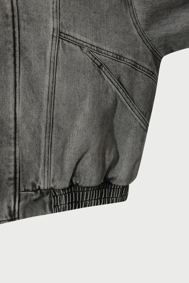 GISILO(지실로) 워시드 데님 바이크 점퍼는 캐주얼 및 스트릿 스타일을 즐기는 분들을 위한 아우터입니다. 그레이 컬러의 데님 소재에 워싱 처리하여 빈티지한 멋을 더했으며, 봄, 가을 간절기에 착용하기 좋습니다. 크롭 기장에 레귤러핏으로 제작되었으며, 집업 방식으로 간편하게 입고 벗을 수 있습니다. 사선 포켓과 바이크 스타일 절개가 특징이며, 폴리에스터와 면 혼방의 안감으로 편안한 착용감을 제공합니다. 긴 소매 기장의 데님 점퍼로 다양한 스타일 연출에 활용할 수 있습니다.
