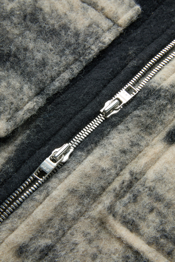 MOFUSPE1 지브라 봄버 재킷은 캐주얼, 미니멀, 클래식 스타일을 아우르는 아우터입니다. 블랙과 베이지 두 가지 색상으로 출시되었으며, 봄, 가을에 어울리는 두꺼운 두께감의 루즈핏 셔켓 스타일 봄버 재킷입니다. 면, 폴리에스터, 모 혼방의 부드러운 소재로 제작되었으며, 가슴 양옆 포켓 디테일과 지브라 패턴이 특징입니다. 일상에서 편안하게 착용하기 좋으며, 봄 소풍룩을 연출하기에도 적합합니다. 긴 소매와 집업 스타일로 간편하게 입고 벗을 수 있습니다.
