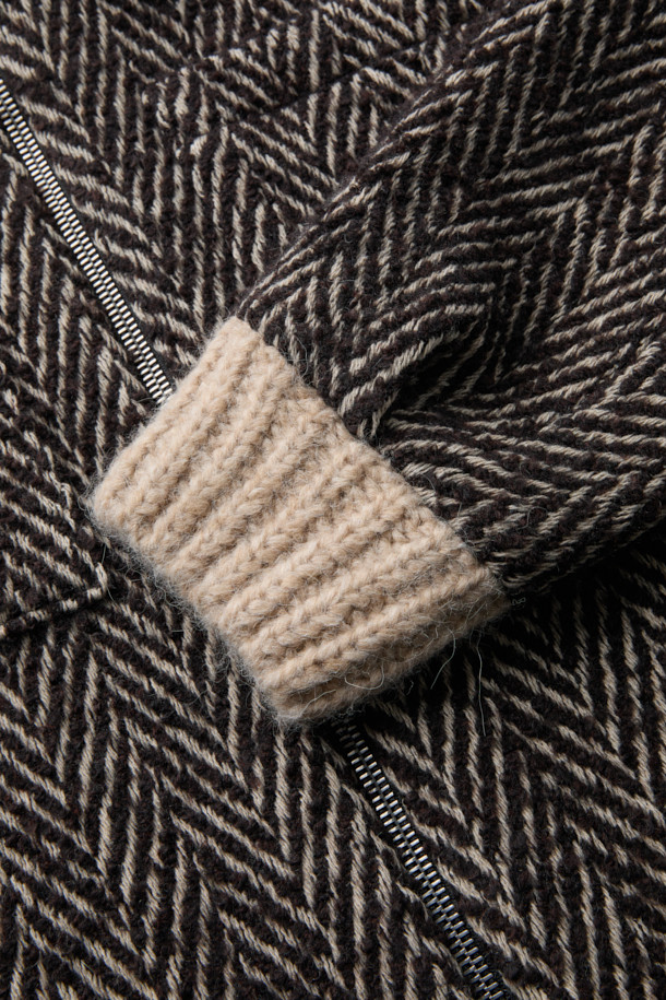 SANOBSPE 니트 하이브리드 집업 재킷은 가을과 겨울에 어울리는 오버핏 집업 자켓입니다. 울, 알파카, 모, 아크릴, 폴리에스터, 나일론, 레이온 등 다양한 소재를 혼방하여 제작되었으며, 두꺼운 두께감으로 따뜻하고 부드러운 촉감을 선사합니다. 헤링본 패턴에 니트 배색 디자인이 돋보이며, 2WAY 지퍼 디테일로 실용성을 더했습니다. 출근룩, 모임룩 등 다양한 TPO에 캐주얼, 클래식, 미니멀 스타일로 활용하기 좋습니다.
