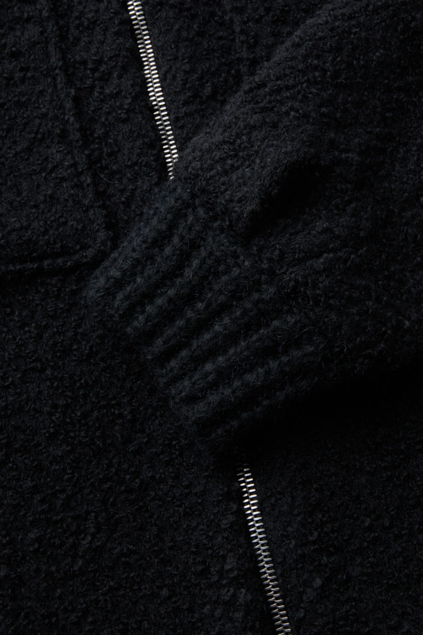 SANOBSPE(사놉스페) 니트 하이브리드 ZIP-UP(집업) 자켓은 가을과 겨울, 일상에서 착용하기 좋은 아우터입니다. 블랙 컬러의 헤링본 패턴이 특징이며, 세미 오버핏의 크롭 기장으로 스타일리시함을 더했습니다. 부드러운 촉감의 두꺼운 니트 소재로 제작되었으며, 모, 아크릴, 폴리에스터, 나일론, 레이온, 알파카 등 다양한 소재가 혼방되어 보온성을 높였습니다. 2WAY(투웨이) 지퍼와 니트 배색 디테일이 돋보이며, 출근룩, 모임룩, 데이트룩 등 다양한 TPO(티피오)에 클래식, 미니멀, 시크한 스타일을 연출하기 좋습니다. 안감 또한 니트 소재로 제작되어 편안한 착용감을 선사합니다.
