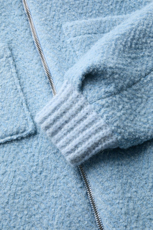 산옵스페(SANOBSPE) 니트 하이브리드 집업 재킷은 가을, 겨울 시즌에 어울리는 아우터입니다. 헤링본 패턴의 하늘색 컬러가 돋보이며, 세미 오버핏으로 편안한 착용감을 선사합니다. 울, 알파카, 아크릴 등 다양한 소재로 제작되어 부드러운 촉감을 느낄 수 있습니다. 2WAY 지퍼와 니트 배색 디테일이 특징이며, 출근룩과 모임룩, 클래식, 미니멀, 캐주얼 스타일 모두 소화 가능합니다. 크롭 기장의 니트 자켓으로 스타일리시함을 더했습니다.
