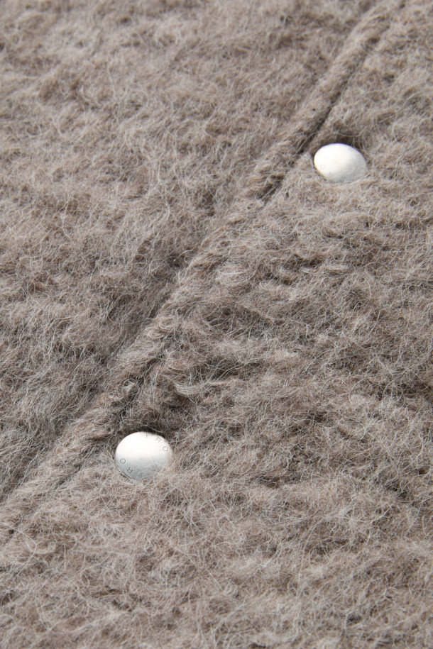 MAHIANASPE1 헤어리 봄버 재킷은 캐주얼, 클래식, 미니멀 스타일을 즐기는 분들을 위한 봄 소풍룩을 완성해 줄 아우터입니다. 멜란지 베이지 컬러의 헤어리 울 블렌디드 소재로 제작되어 부드러운 촉감과 따뜻함을 선사합니다. 레귤러핏으로 편안하게 착용 가능하며, 긴소매와 스냅 여밈 방식으로 디자인되었습니다. 안감은 아세테이트, 레이온, 면 소재를 사용하여 활동성을 높였습니다. 봄 스타일링에 포인트를 더해줄 봄버 재킷을 만나보세요.
