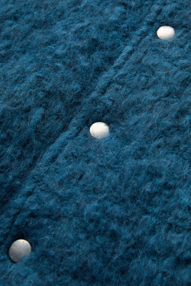 MAHIANASPE1 헤어리 봄버 재킷은 멜란지 베이지 컬러의 여성용 봄버 재킷입니다. 헤어리 울 블렌디드 소재로 제작되어 부드러운 촉감을 선사하며, 버튼 여밈 방식과 레귤러핏으로 편안하게 착용할 수 있습니다. 크롭 기장의 긴소매 디자인으로, 데이트룩과 봄 소풍룩에 스타일리시함을 더합니다. 클래식, 미니멀, 캐주얼 등 다양한 스타일에 매치하여 멋스러운 연출이 가능합니다. 안감은 아세테이트, 레이온, 면 혼방으로 제작되었습니다.
