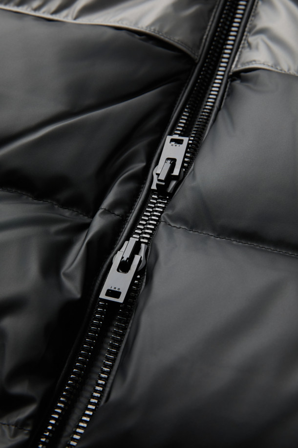 MANOE(마노) 그라데이션 다운 점퍼는 겨울철 따뜻함과 스타일을 동시에 잡을 수 있는 숏패딩입니다. 덕다운 충전재(오리솜털 85%, 오리깃털 15%)를 사용하여 뛰어난 보온성을 제공하며, 그라데이션 패턴이 캐주얼한 무드를 연출합니다. 양옆 포켓과 집업 여밈 방식으로 실용성을 더했으며, 여행룩, 캠핑룩, 캐주얼, 미니멀, 고프코어 스타일을 즐겨 입는 고객에게 적합합니다. 폴리에스터와 나일론 혼방 소재로 제작되어 내구성이 뛰어나며, 숏 기장과 긴소매 디자인으로 활동성을 높였습니다.
