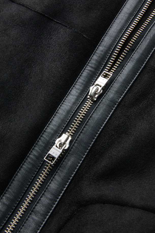 AYLLON(아이런) 시어링 블루종 점퍼는 겨울철 따뜻함과 스타일을 모두 갖춘 캐주얼 아우터입니다. 고급스러운 양가죽과 부드러운 시어링 소재를 사용하여 촉감이 뛰어나며, 두꺼운 두께감으로 뛰어난 보온성을 제공합니다. 레귤러핏 디자인에 무지 블랙 컬러로 어떤 스타일에도 쉽게 매치할 수 있으며, 집업 여밈 방식으로 편안하게 착용 가능합니다. 크롭 기장의 디자인은 트렌디함을 더하며, 긴 소매는 한겨울에도 따뜻하게 감싸줍니다. 미니멀하고 클래식한 스타일을 선호하는 분들께 추천하는 아이템입니다.
