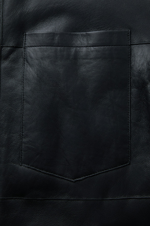 HOLMY(홀미) 시어링 셔켓은 남성용 아우터로, 가을과 겨울에 따뜻하게 착용할 수 있습니다. 블랙 컬러의 무지 디자인에 레귤러핏으로 제작되었으며, 캐주얼, 클래식, 미니멀 스타일을 모두 소화합니다. 천연 가죽 소재에 두꺼운 두께감과 부드러운 촉감이 특징이며, 시어링 안감과 긴 소매 기장으로 보온성을 높였습니다. 스냅 여밈 방식의 셔켓으로, 출근룩과 모임룩 등 다양한 TPO에 활용 가능합니다.
